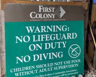 “WARNING: NO LIFEGUARD ON DUTY NO DIVING “ SIGN
