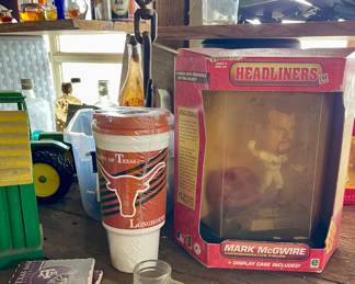 HEADLINERS MARK MCGWIRE COMMEMORATIVE FIGURE