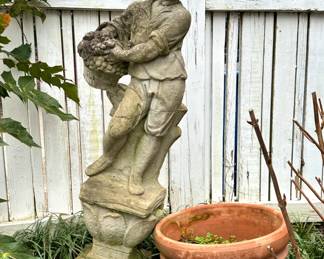 Garden accents: statues, pots, urns