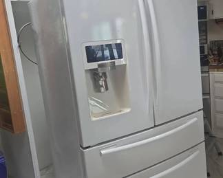 NO101VSamsung Free Standing Double Door Refrigerator And Freezer With Ice Maker