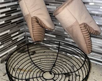 Wire Fruit Bowl W/ Gripper Oven Mitts