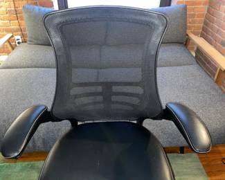 Flash Furniture Kelista Black LeatherSoft Faux Leather Mid-Back Swivel Chair W/ Flip-Up Arms 