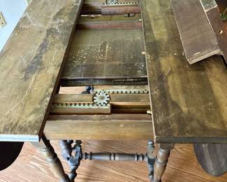 Look at this beauty, Jefferson woodworking company two extra leaves