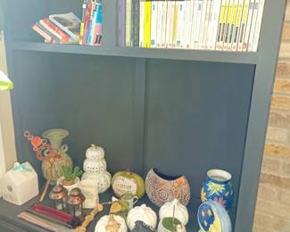 Decor items and books in french