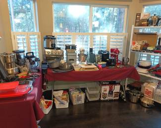 Kitchen appliances and baking accessories