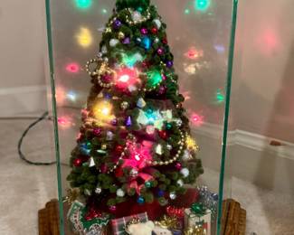 Lights up and plays "O Christmas Tree"!