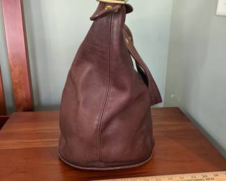 H50 - $80. Vintage 1998/Y2K Duffle Sac Bag. Mahogany Leather. 14" wide x 9.5" deep x 13" tall. 
