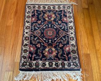 H59 - $40. Obeetee Classic SMALL Wool Rug. 18" x 24". 