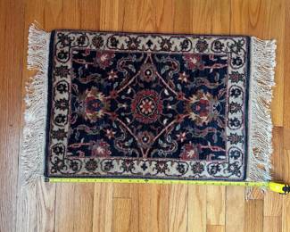 H59 - $40. Obeetee Classic SMALL Wool Rug. 18" x 24". 