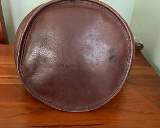 H50 - $80. Vintage 1998/Y2K Duffle Sac Bag. Mahogany Leather. 14" wide x 9.5" deep x 13" tall. 