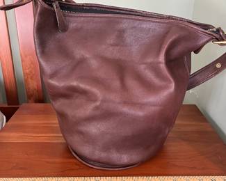 H50 - $80. Vintage 1998/Y2K Duffle Sac Bag. Mahogany Leather. 14" wide x 9.5" deep x 13" tall. 