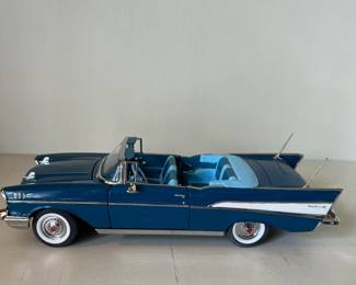 H64 - $20. Danbury Mint 1:24 1957 Chevy Bel-Air Convertible in Blue Metal Die Cast Car. 