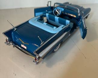 H64 - $20. Danbury Mint 1:24 1957 Chevy Bel-Air Convertible in Blue Metal Die Cast Car. 