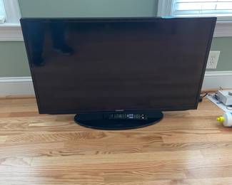 H37 - $40. Samsung 40" TV. 2014. Model UN40EH5300F