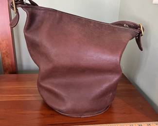 H50 - $80. Vintage 1998/Y2K Duffle Sac Bag. Mahogany Leather. 14" wide x 9.5" deep x 13" tall. 