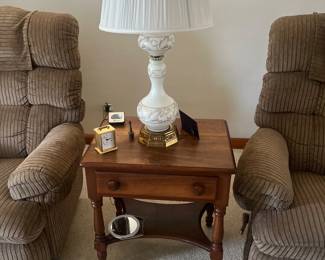 SMALL ANTIQUE SIDE TABLE