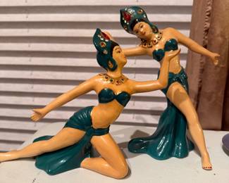 Dancing figurines 