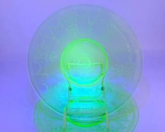 17 VintageAnchorHockingCameoGreenUraniumGlassPlates