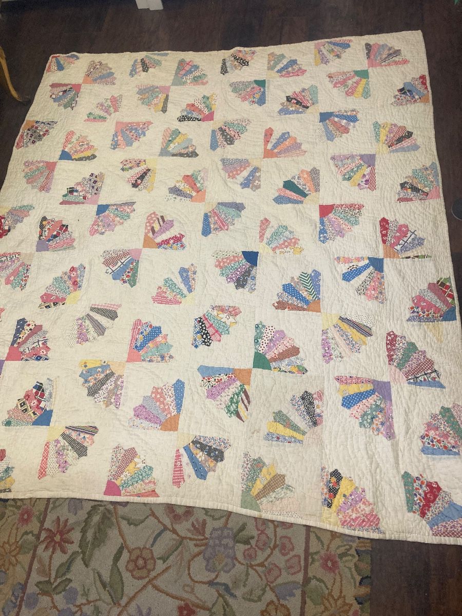 Hand stitched fan pattern quilt 
