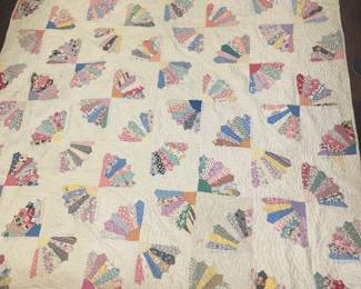 Hand stitched fan pattern quilt 