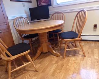 Round oak pedestal table with 4 chairs