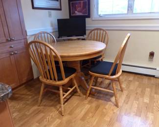 Round oak pedestal table with 4 chairs