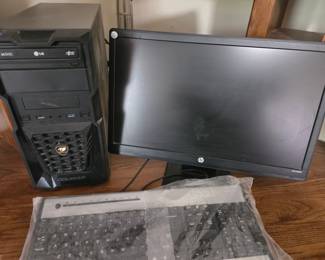 Cougar Gaming PC Tower with HP LV2011 Monitor and Keyboard