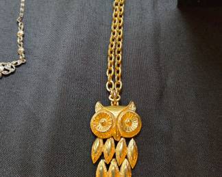 Vintage Gold Tone Articulated Owl Pendant Necklace