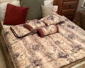 Queen bedspread with 2 shams & pillows