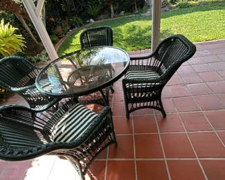 Excellent Condition Resin Wicker 4 Person Outdoor Dining Set