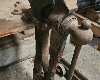 super large antique blacksmith post vice 