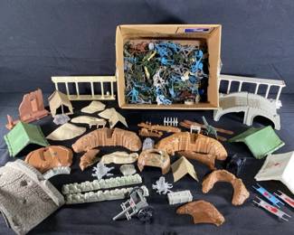 Vintage Plastic Louis Marx And Co. Battle Of The Blue And The Grey Play set  Classic Army Men