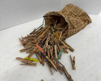 Wooden Clothespins With Fabric Pouch