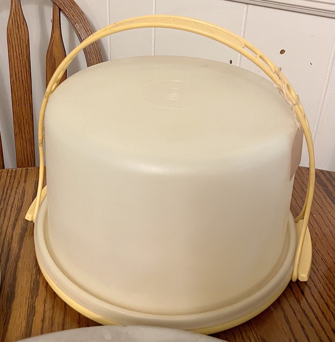 Tupperware cake carrier