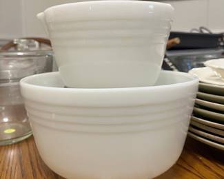 Vintage Pyrex mixing bowl set