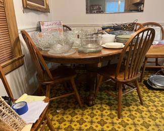 Oak table with leaf and 6 chairs 