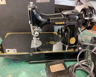 1948 SINGER FEATHERWEIGHT 221 SEWING MACHINE WORKS! 