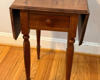 VINTAGE DROP LEAF ACCENT TABLE WITH ONE DRAWER