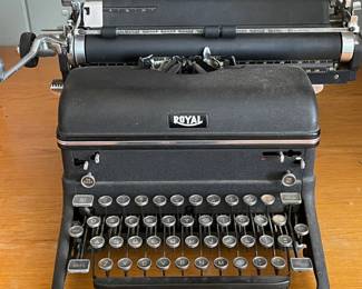 VINTAGE ROYAL KMM DESKTOP TYPEWRITER