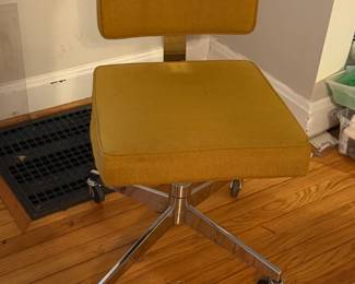 VINTAGE UPHOLSTERED SWIVEL OFFICE CHAIR