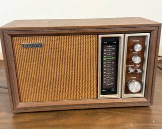 VINTAGE SONY AM FM TRANSISTOR RADIO WORKS!