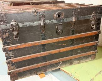 LARGE STEAMER TRUNK