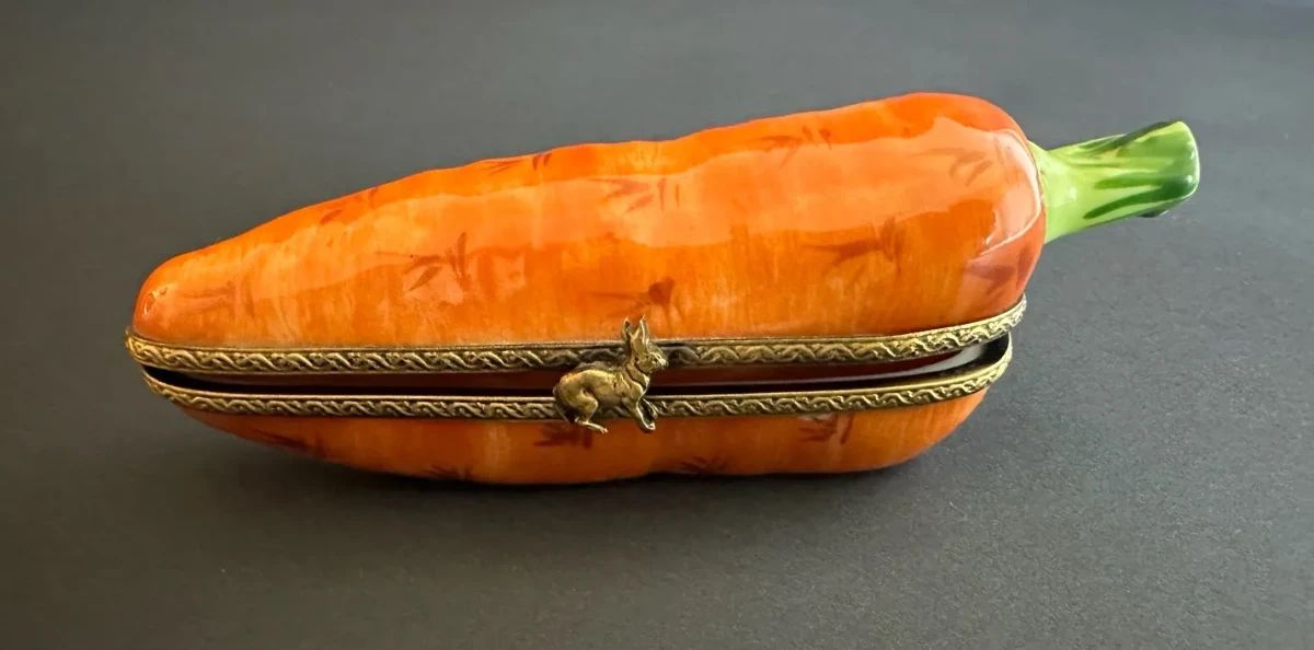  01 Carrot Limoges France HandPainted Trinket Box w  Figural Clasp