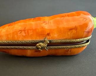  01 Carrot Limoges France HandPainted Trinket Box w  Figural Clasp