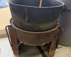 couldron with stand