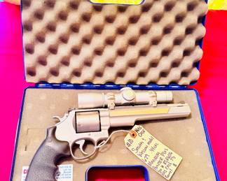 Smith & Wesson Model 629 .44 Magnum Hunter Plus revolver, 7½" barrel with Leupold M8-2x scope, extended ER revolver, includes case