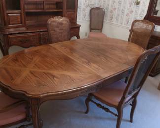 Thomasville table 6 chairs, pads two18" leaves, (4) 395.00