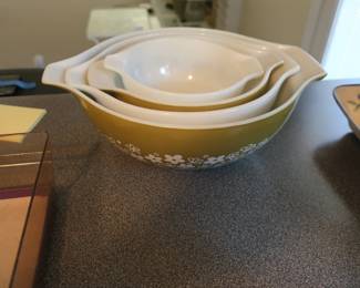 Pyrex bowl set