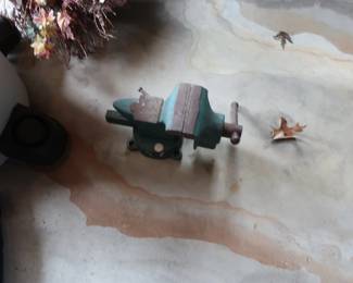 small vice work bench size