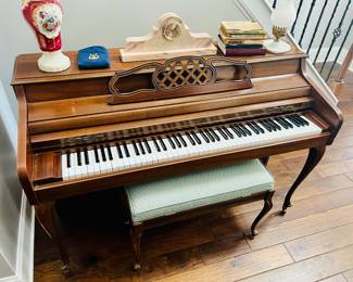 Beautiful Kimball piano and seems to be well cared for and in really good condition.